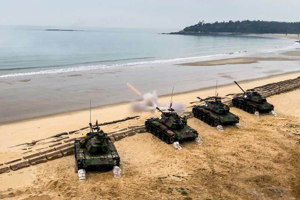 ▲於金門海邊進行實彈射擊的M41A3戰車群，透過空拍與截圖而呈現雄壯樣態。（圖／ROC Army）