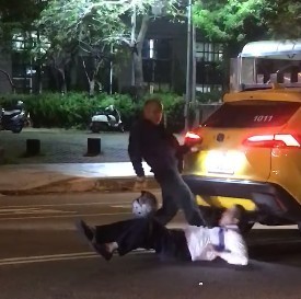 ▲機車騎士在大馬路上，公然以腳踢、踹，以安全帽猛砸小黃司機之兇殘畫面景象令人震驚害怕，台南是不是沒有法律了。（圖／翻攝自Facebook／台南爆料公社）
