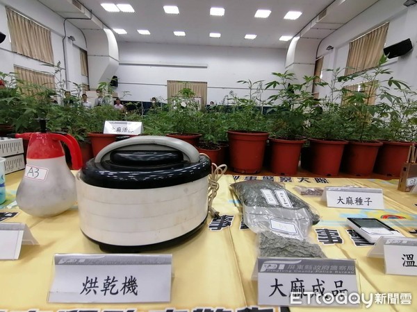 ▲里港警分局偵破屏東縣歷年來最大宗種植大麻案，縣長潘孟安頒獎表揚            。（圖／記者陳崑福翻攝）