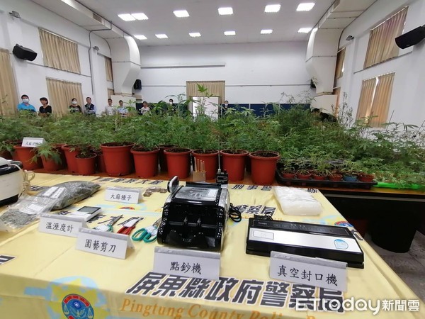 ▲里港警分局偵破屏東縣歷年來最大宗種植大麻案，縣長潘孟安頒獎表揚            。（圖／記者陳崑福翻攝）