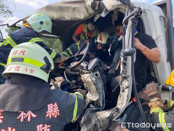 ▲國道3號雲林路段車禍駕駛截肢脫困。（圖／記者唐詠絮翻攝）