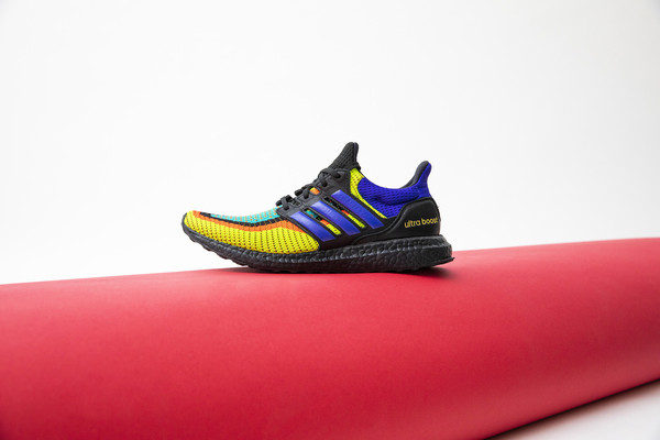 ▲adidas打造混血新作Ultraboost Legacy系列，汲取Ultraboost 1.0到4.0四代鞋款特色貫穿鞋身細節，混搭多層次色彩向經典致敬。（圖／品牌提供）