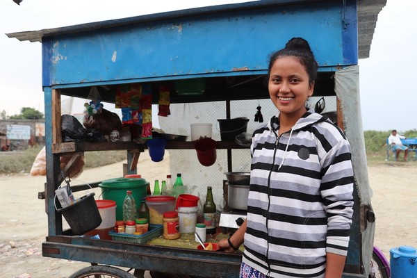 ▲▼世界展望會鼓勵大眾，透過「A Word of firsts第一次，看見世界的希望」理念，加入資助兒童計畫。來自尼泊爾的女孩莎露（Saru）差點被破提早進入婚姻，如今透過協助已能自立。（圖／世界展望會）