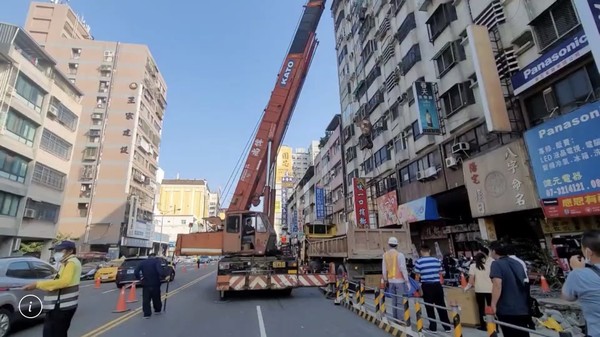 ▲▼   吊車拉起砂石車，保全遺體完整性          。（圖／記者黃子倩翻攝）