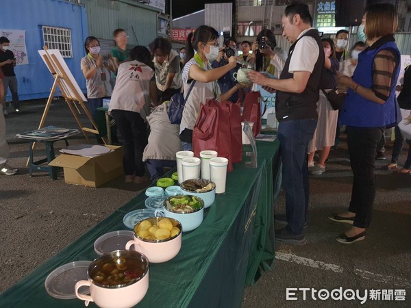 ▲台南市長黃偉在環保局長謝世傑等人陪同下，走訪永康復華夜市，了解環保夜市各項環保設施外，並致贈環保夜市標示牌及體驗環保市運作情形。（圖／記者林悅翻攝，下同）