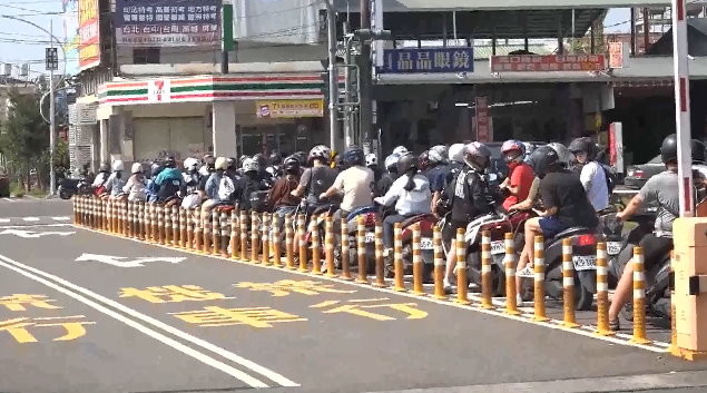 幾百公尺車龍！屏科大「機車道太窄」撞一團　長髮妹跌坐地。（圖／東森新聞）