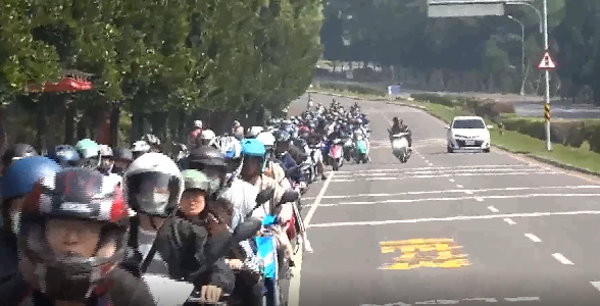 幾百公尺車龍！屏科大「機車道太窄」撞一團　長髮妹跌坐地。（圖／東森新聞）