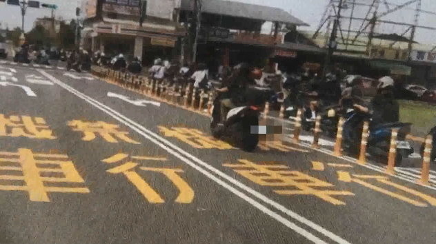 幾百公尺車龍！屏科大「機車道太窄」撞一團　長髮妹跌坐地。（圖／東森新聞）