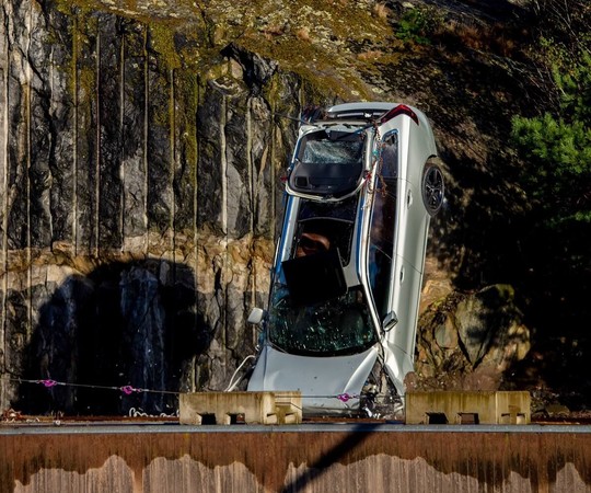 10台百萬新車高空連環丟　Volvo大手筆讓救難人員「實習」脫困作業（圖／翻攝自Volvo）