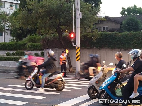 ▲台南市警交通警察大隊，公開表揚陳瑜珊、林玉英的優秀表現。（圖／記者林悅翻攝，下同）