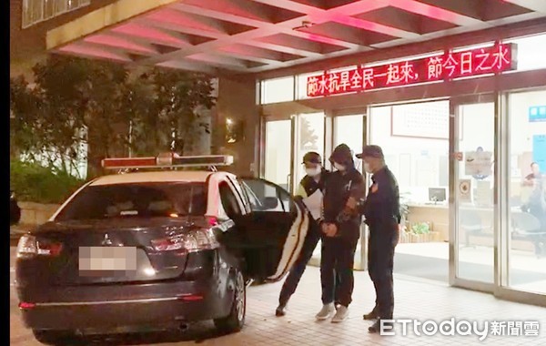 ▲桃園市龍潭警分局實習女警14日晚間在楊梅埔心車站，釣出身背8項通緝案洪男到案，員警送往警局偵查隊調查。（圖／記者沈繼昌翻攝）