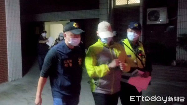 ▲神祕男女駕車逃至警所前遭圍捕。（圖／吉安分局提供，下同）