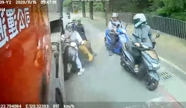 ▲▼機車追撞倒地！女乘客「滾進聯結車底」。（圖／翻攝爆廢1公社）