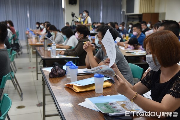 ▲行政院中部聯合服務中心、經濟部中小企業處、中小企業信用保證基金及台灣企銀等多家銀行，在後疫情時代，用最務實「政府給您靠、信保幫您保、銀行借您錢」的具體協助行動。（圖／記者蔡佩旻翻攝）