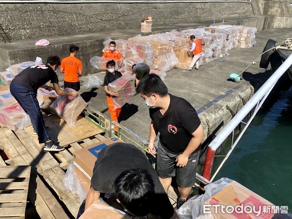 ▲基隆查獲390箱私菸 市價高達1500萬⋯塑膠袋包覆紙箱塞滿貨艙。（圖／記者郭世賢翻攝）