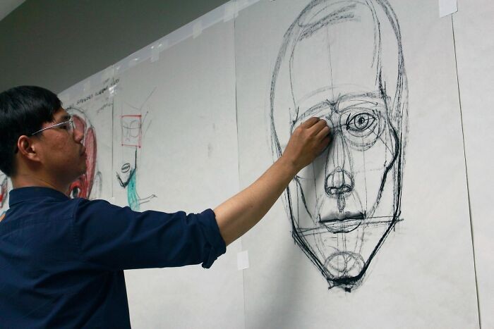 ▲▼泰國一位畫家開班教授「解剖學繪畫」，650種複雜骨骼肌全耀然紙上。（圖／翻攝自Facebook／ART of Anatomy）