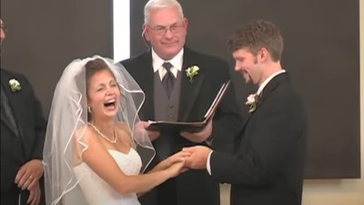 「娶我的鬆餅妻子」尪婚禮誓言大舌頭　新娘當場蝦蛄「魔性巫婆笑」