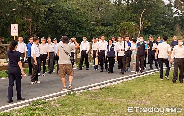 ▲桃園市警局週報18日移師平鎮區戶外舉行，局長陳國進帶領主管至戶外，體驗大自然景觀。（圖／記者沈繼昌翻攝）