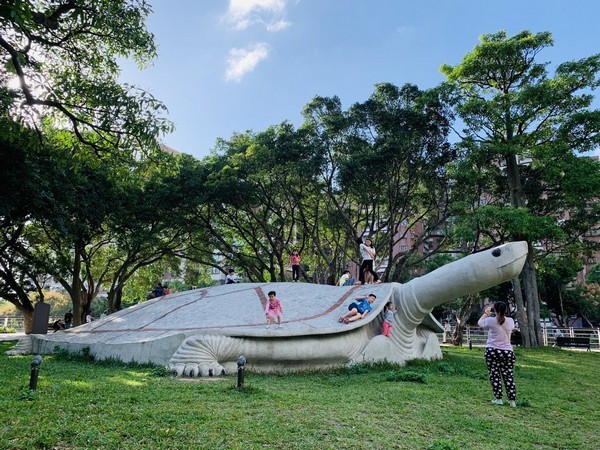 ▲公園內有32年大烏龜，還有超好玩設施