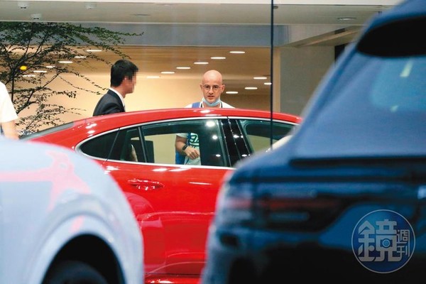 11月7日17：07， 吳鳳接著看要價超過500萬元的Panamera車款。