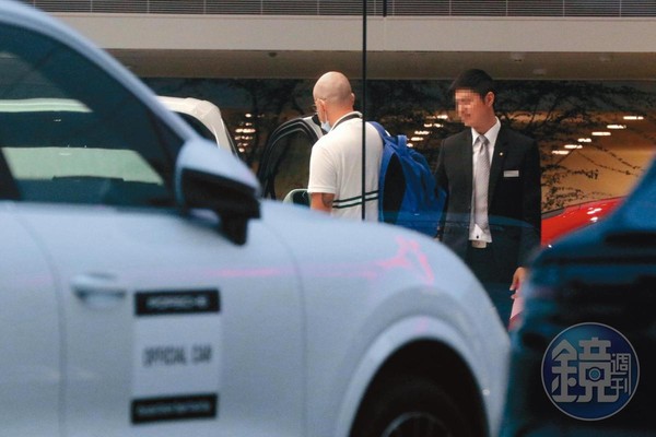 11月7日17：01，吳鳳走進北市內湖保時捷展示中心，第一輛就選中200多萬元的Macan。
