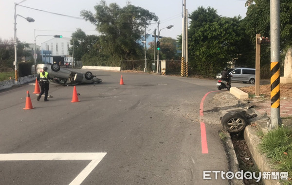 ▲余男駕車疑過彎車速過快，不慎失控自撞路邊水溝蓋，導致整輛車翻覆在路中間，右前輪還斷裂卡在水溝內。（圖／記者黃孟珍翻攝）