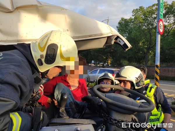 ▲▼台中一輛瓦斯車追撞混凝土車，駕駛卡車內搶救中。（圖／記者李忠憲翻攝）