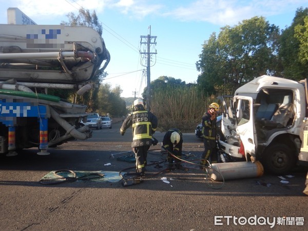 ▲▼台中一輛瓦斯車追撞混凝土車，駕駛卡車內搶救中。（圖／記者李忠憲翻攝）