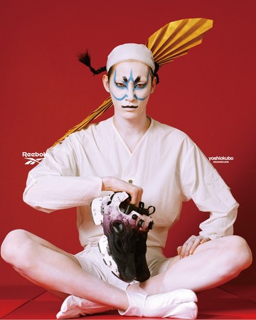 ▲Reebok x yoshiokubo 首度聯名，交織國粹藝術與街頭時尚，以筆墨揮灑出松樹與家徽形意 。（圖／品牌提供）