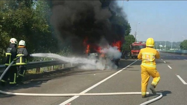 ▲南二高近蘭潭隧道處火燒車 。（圖／讀者提供）