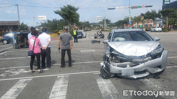 ▲▼小貨車翻覆後，車上酒瓶碎裂一地；小客車也因為衝撞力道強大，車頭也扭曲變形。（圖／記者黃孟珍翻攝）