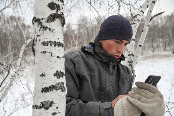 ▲▼住在西伯利亞的杜多拉多夫(Alexei Dudoladov)，每天得爬到樹上才有訊號上網課。（圖／