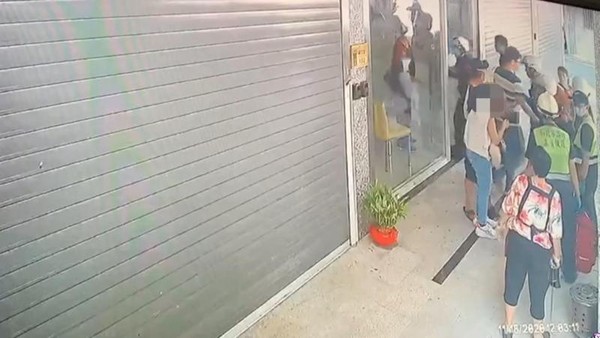 三重一名水電工向氣質清新的早餐店老闆娘告白，結果造成對方流鼻血被警方逮捕。（翻攝畫面）