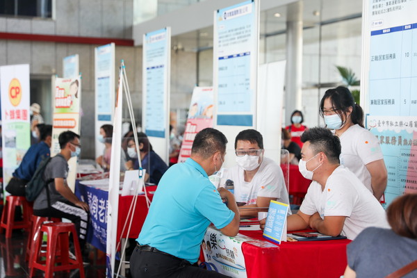 中部首場中高齡就業博覽會招才月薪55k吸引700人求職 Ettoday地方新聞 Ettoday新聞雲