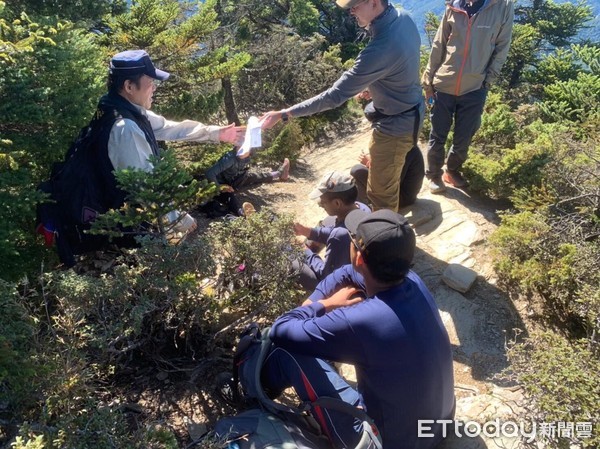 ▲▼救援人員入山搜救尋獲其中2名失聯山友。（圖／花蓮消防局提供，下同）