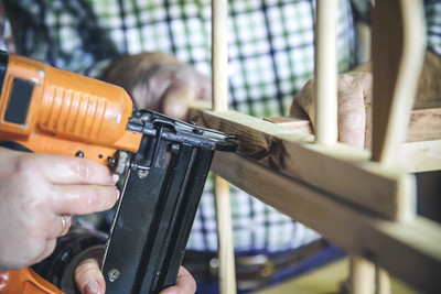 嫌鄰居在家唱歌太吵　基隆男釘槍射門留3彈孔
