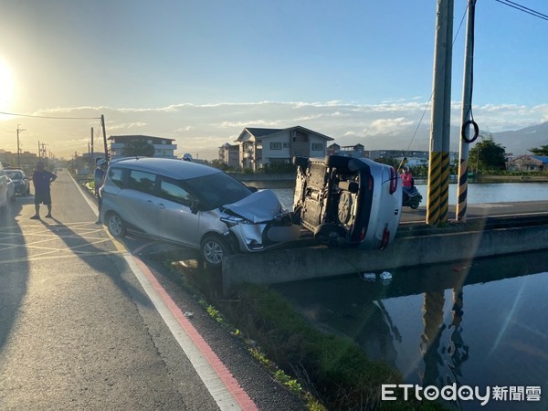 ▲▼宜蘭農路十字路口兩車撞成堆，一車側翻差點「梨田」釀4傷。（圖／記者游芳男翻攝，下同）