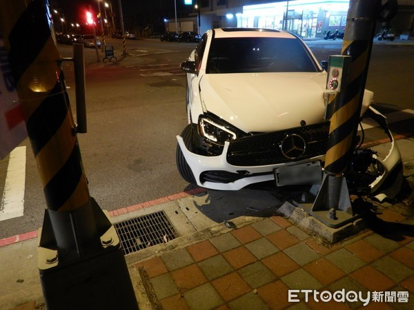 ▲▼賓士休旅車酒駕自撞路邊交通號誌桿。（圖／民眾提供）