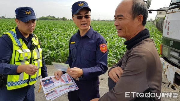 ▲台南市學甲警分局強力執行「大型車違規大執法」，針對砂石車、大貨車、聯結車及曳引車等大車易違規之路段，全面稽查攔檢取締違規。（圖／記者林悅翻攝，下同）