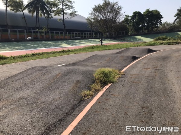 ▲台南市議員林美燕質詢表示，台南市立自由車場館、大林網球場內部殘破不堪，形同廢墟，要求立即改善。（圖／記者林悅翻攝，下同）