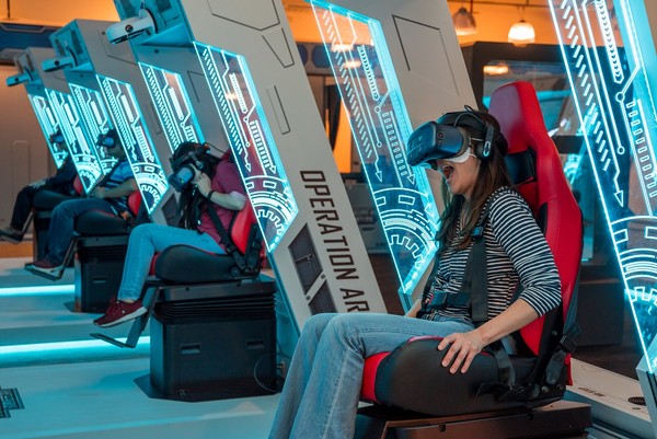 ▲《恐龍紀元XR》結合VR、AR及體感座艙，觀眾將搭乘具體感互動的「時光機座艙」，穿梭時空回到白堊紀展開冒險      HTC VIVE Studios原創XR體感內容《恐龍紀元XR》。（圖／HTC提供）