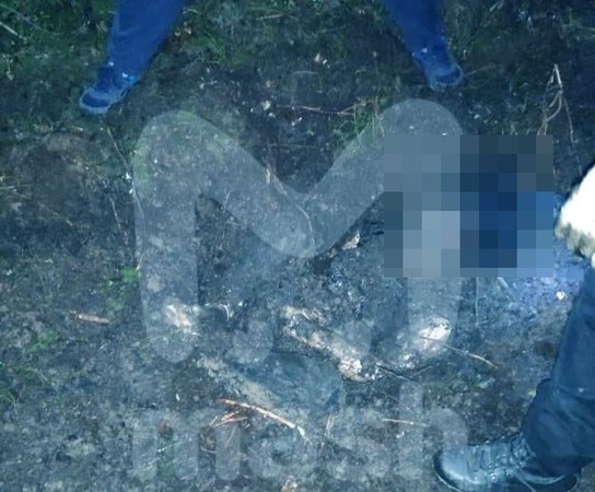 ▲▼女屍被發現埋在郊外，呈現詭異「土下坐」狀態。（圖／翻攝自megapolisonline.ru）