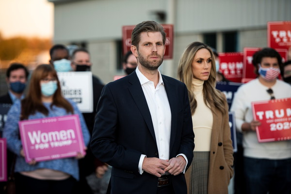 ▲▼川普次子艾瑞克（Eric Trump）與妻子賴拉（Lara Trump）。（圖／路透）