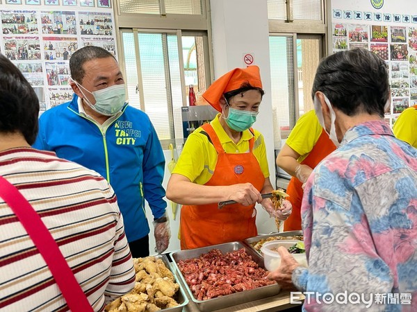 ▲鶯歌西鶯里銀髮共餐 侯友宜與長者慶生同樂。（圖／新北市民政局提供）