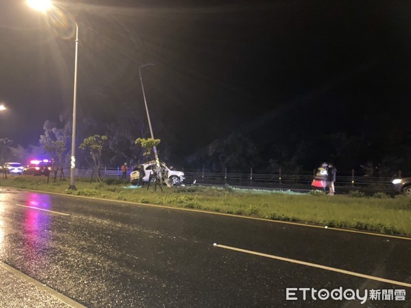 ▲▼小客車疑似天雨路滑失控，攔腰撞上路旁電線桿，車體嚴重扭曲。（圖／鳯林分局提供，下同）