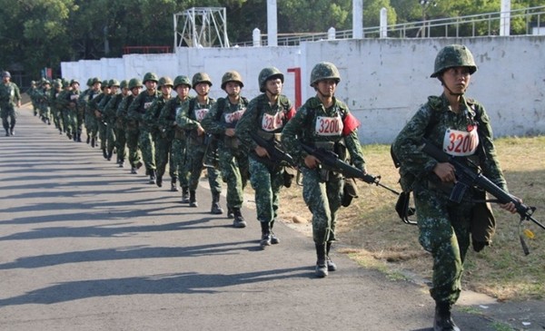 ▲▼陸軍104旅109-1梯專業軍官、士官班日前在成功嶺營區實施入伍訓練期末鑑測。（圖／翻攝青年日報）