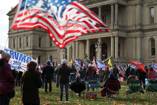 ▲▼川普的支持者在蘭辛（Lansing）遊行抗議，高呼「停止偷竊選票」的口號。（圖／路透）