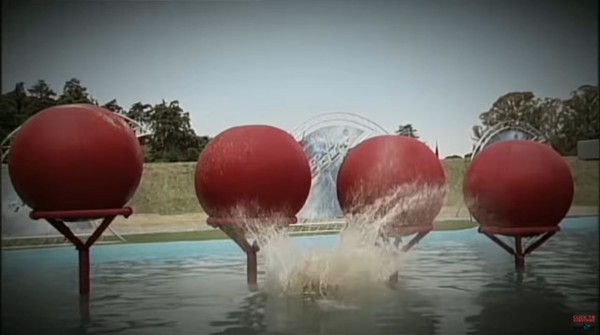 ▲▼百戰鐵人王最標誌性的陷阱為4個大紅球。（圖／翻攝自YouTube／Wipeout）