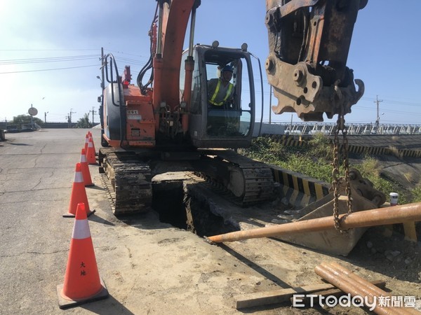 ▲禾迅太陽能建置商擅挖被發現，之前已有2次擅挖行為，工務局將重罰該公司。（圖／記者林悅翻攝）