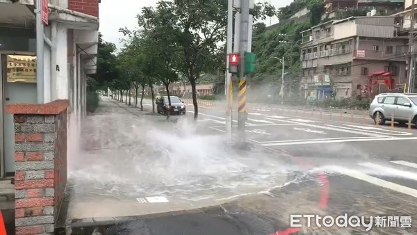 ▲▼基隆一名灑水車司機因尿急找廁所，倒車撞壞消防栓。（圖／市議員張秉鈞提供）